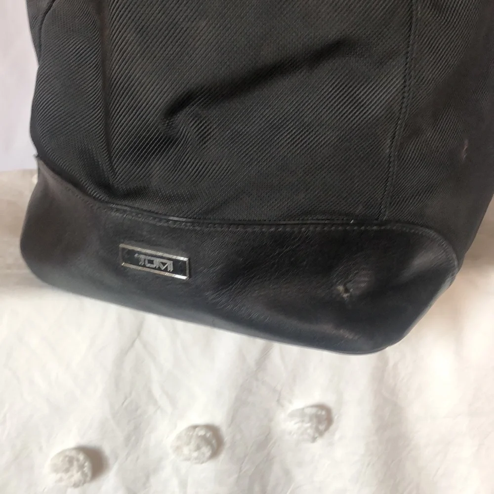 TUMI large black weekender bag. Leather and nylon. Detachable strap.
